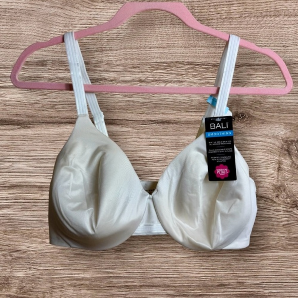 NWT Bali smoothing bra. White. 38C